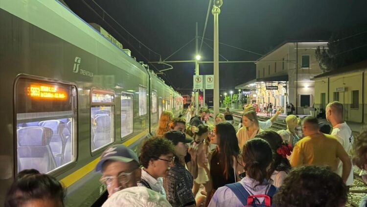 Incendio blocca la circolazione dei treni, passeggeri fermi nel Vibonese