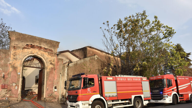 Vigile del fuoco morto durante spegnimento incendio, allestita camera ardente