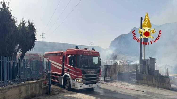 Decine di incendi in Sicilia, paura nell’Agrigentino