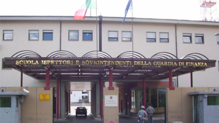 Precipita dal palazzo della scuola della Guardia di Finanza a L’Aquila, gravissima una 22enne