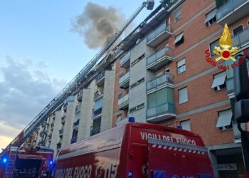 Rogo in un palazzo a Milano, due anziani muoiono in casa