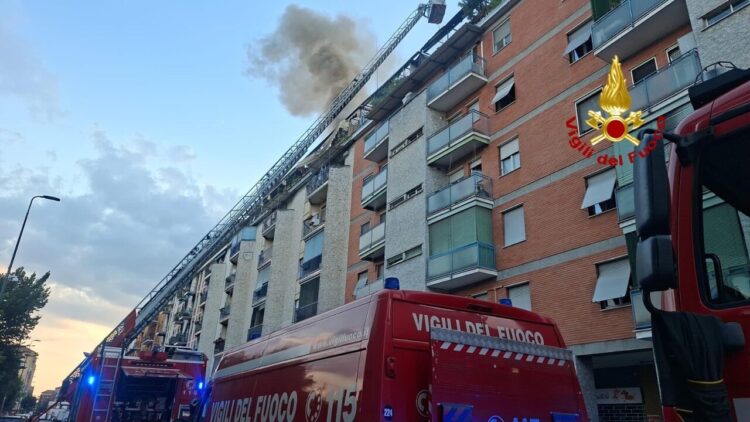 Rogo in un palazzo a Milano, due anziani muoiono in casa