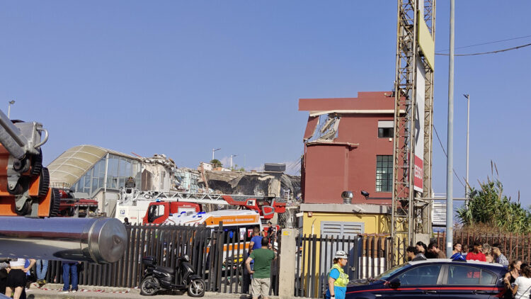 Crollo edificio: cliente negozio, ‘uscita in tempo, è venuto tutto giù’