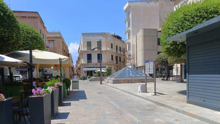 Sindaco di Marsala fa rimuovere panchine utilizzate da migranti, polemiche