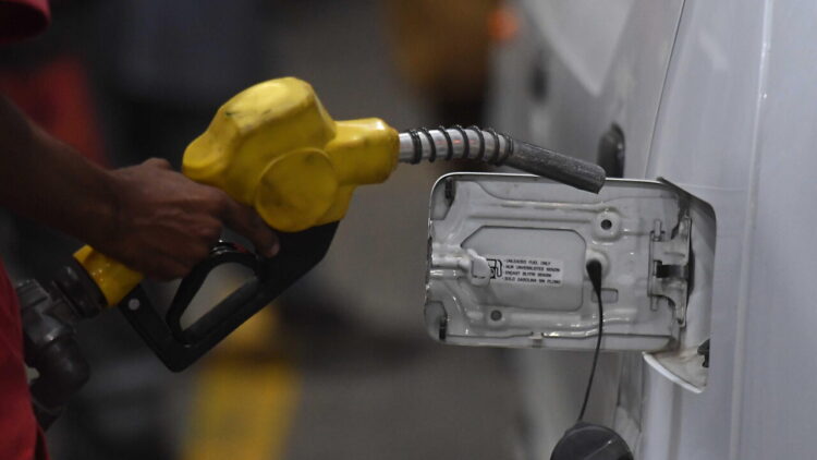 A Milano la benzina vola oltre i 2,6 euro. ‘A luglio e agosto stangata da 10,8 miliardi’