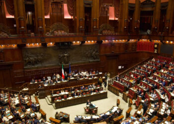 Maggioranza divisa, il ddl col reintegro dei medici no vax esce dall’ordine del giorno