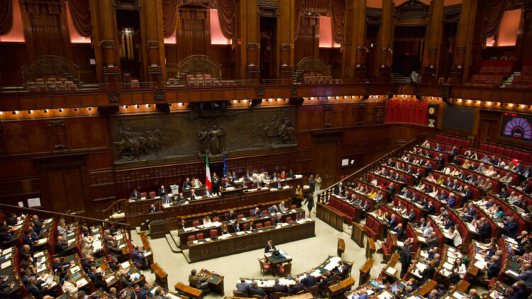 Maggioranza divisa, il ddl col reintegro dei medici no vax esce dall’ordine del giorno