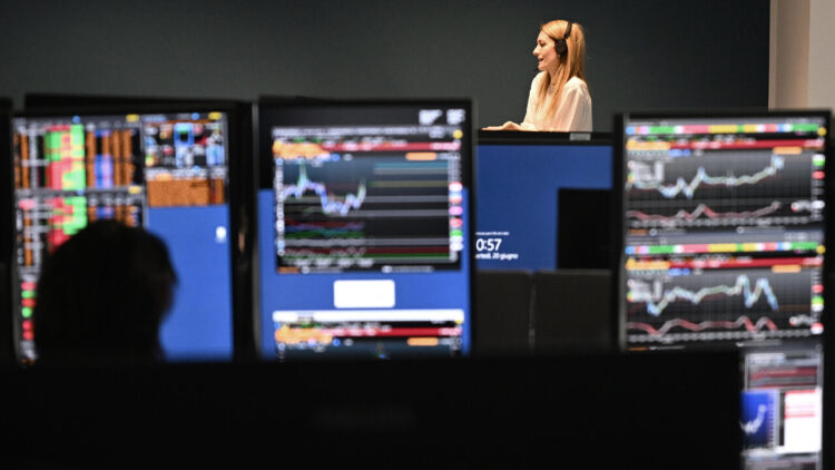 Borsa: Milano chiude fiacca con l’Europa, giù Avio e Tim