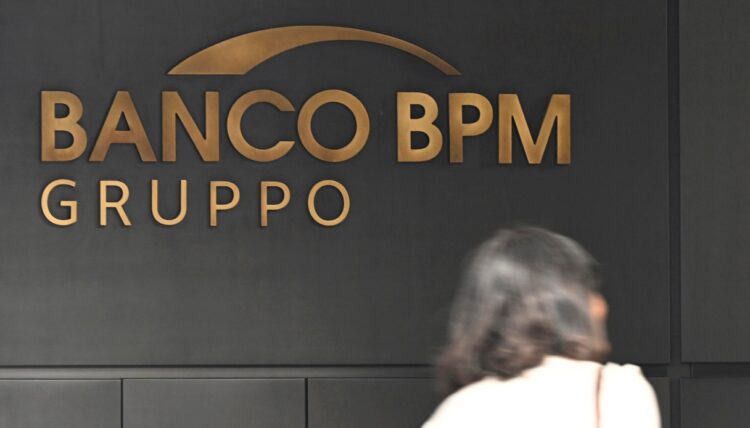 Mps e Banco Bpm tentano la fusione, la “terza via” per bloccare l’offerta di Intesa Sanpaolo e Unipol