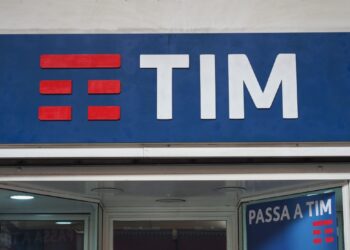 Poste offre 835 euro e 109 titoli per ogni 500 azioni di Tim, cosa cambia per gli utenti dopo l’Opas