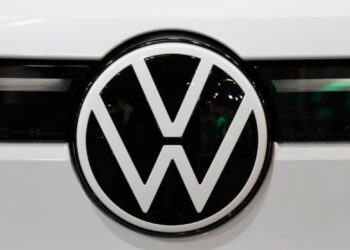 Volkswagen licenzia e la Cina avanza, fabbriche chiuse e la crisi spaventa anche l’Italia