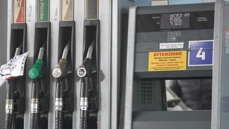 Caro-carburanti, il gasolio sfiora 2,7 euro al litro