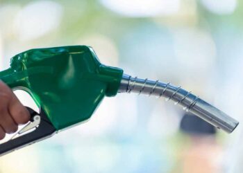 Benzina sopra 2 euro con il petrolio oltre 100 dollari: cosa prevedono decreto ponte e accise mobili
