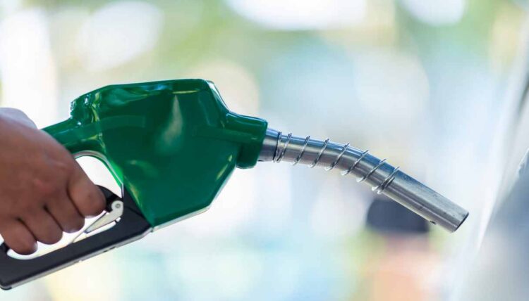 Benzina sopra 2 euro con il petrolio oltre 100 dollari: cosa prevedono decreto ponte e accise mobili