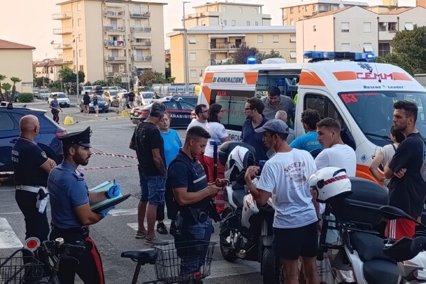 Agente spara e lo ferisce, aveva tentato di accoltellare i vigili due volte
