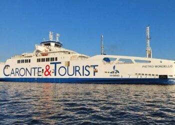 Traghetto urta banchina a Messina, feriti lievemente alcuni passeggeri
