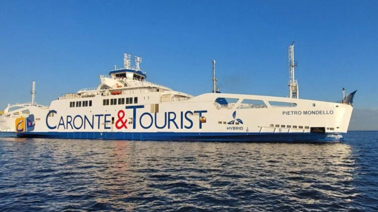 Traghetto urta banchina a Messina, feriti lievemente alcuni passeggeri