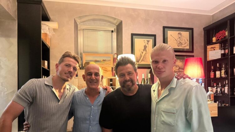 Haaland in pigiama al compleanno della fidanzata a Taormina