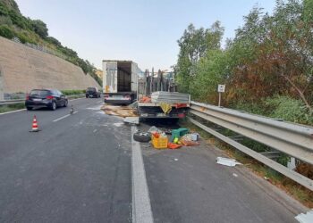 Operai soccorrono camionista, investiti sull’autostrada Catania- Messina