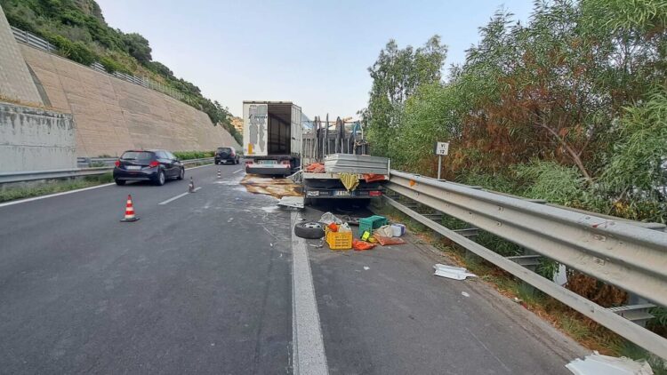Operai soccorrono camionista, investiti sull’autostrada Catania- Messina