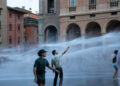 La piazza si infiamma a Bologna, scontri tra manifestanti e agenti