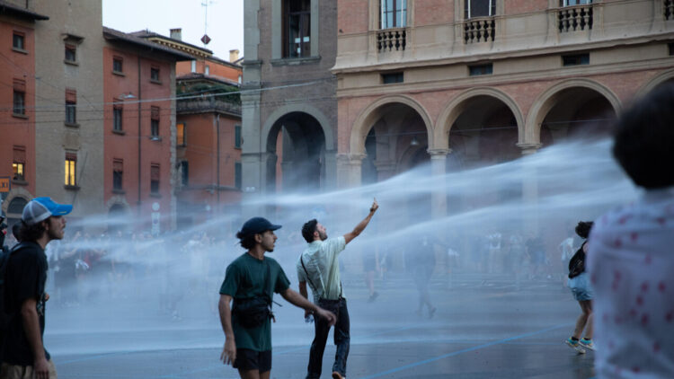 La piazza si infiamma a Bologna, scontri tra manifestanti e agenti