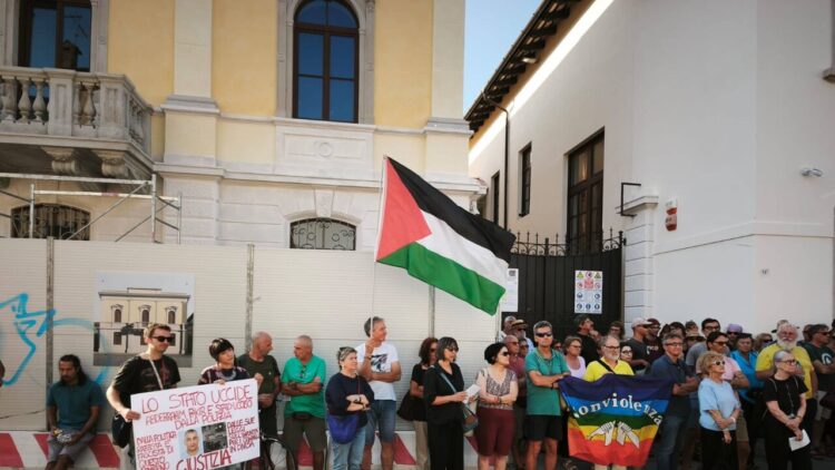 Oltre 200 manifestanti a Udine contro indifferenza per morte Fakir