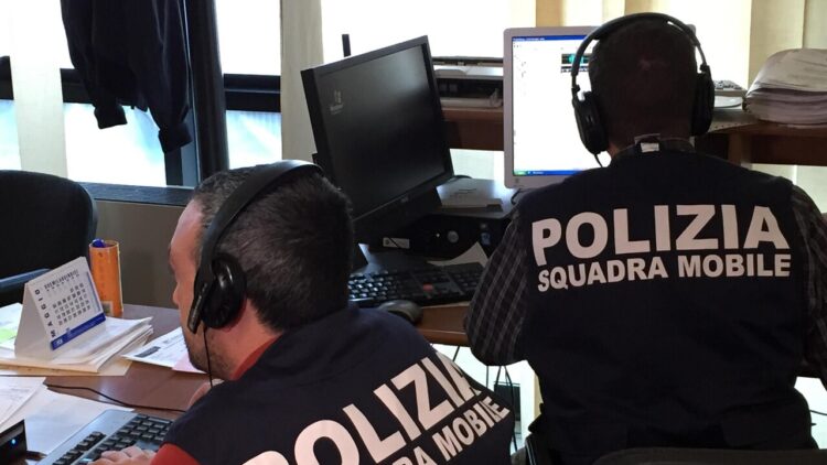Donna di 35 anni trovata morta in casa a Como, indaga la polizia