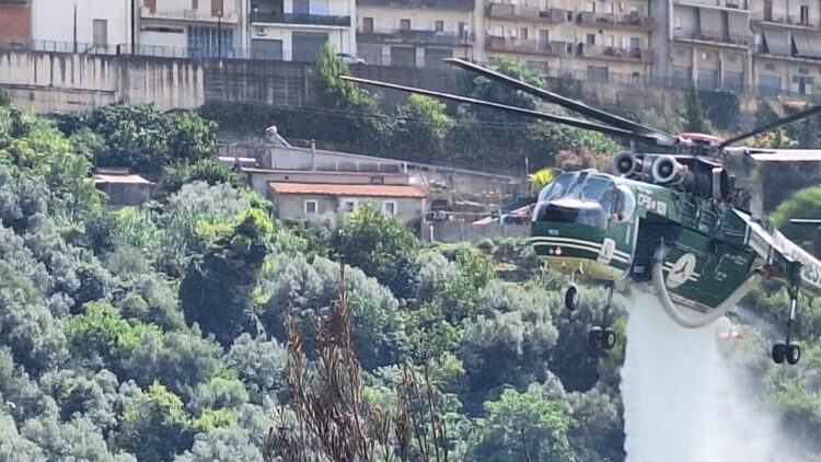 Incendio sulle colline di Chiaramonte nel Ragusano, vicino al centro abitato