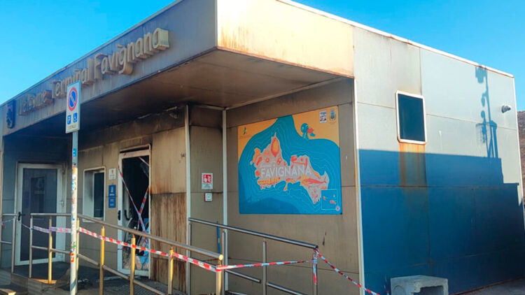 Fuoco distrugge welcome terminal al porto di Favignana
