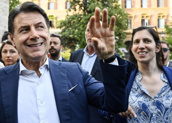 Il woke manda in tilt la sinistra, Conte sfida Schlein e la destra attacca