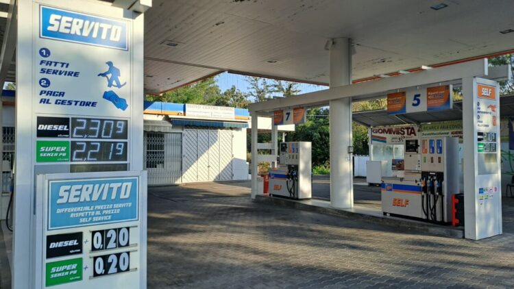 Decreto carburanti, taglio delle accise sul gasolio fino al 5 settembre. Poi ‘sostegni selettivi sulla base del reddito’