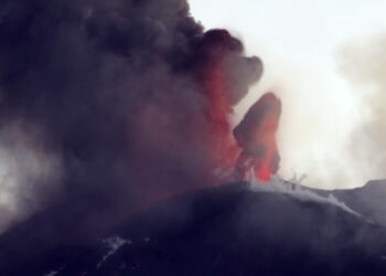Cenere sull’Etna, sospese attività allo scalo di Comiso fino alle 11 di domani