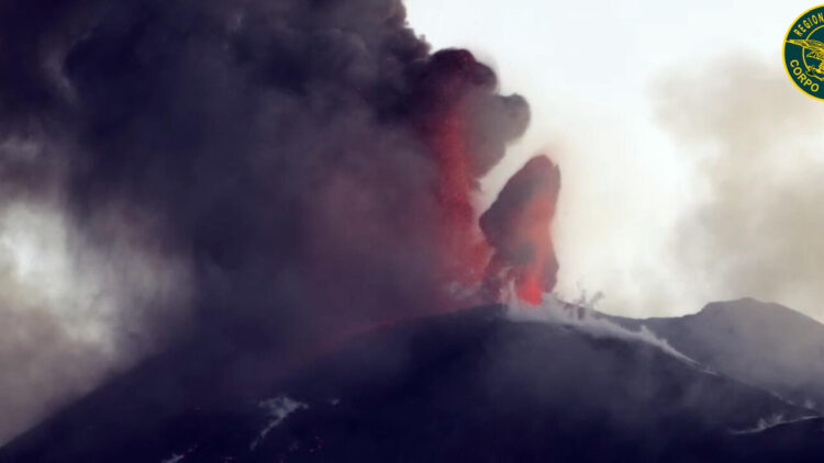 Cenere sull’Etna, sospese attività allo scalo di Comiso fino alle 11 di domani