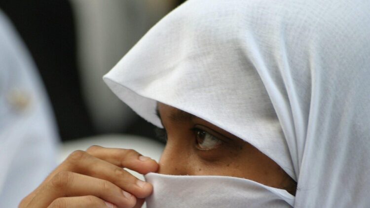Valditara: ‘Il divieto di burqa a scuola per riaffermare la dignità delle donne’