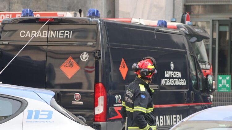 Allarme bomba nel Milanese, sei centri commerciali evacuati