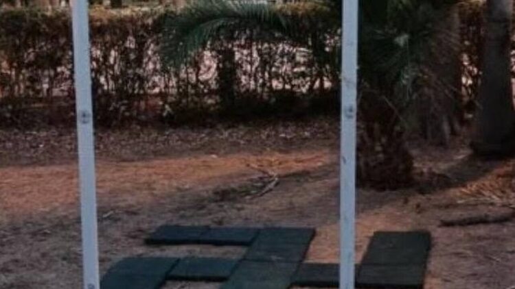 Svastica nella villa comunale di Militello, indagini in corso