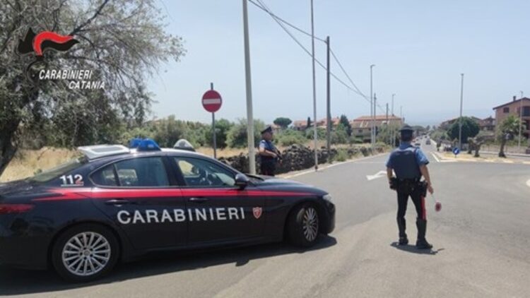 Bimbo di tre anni da solo in strada, madre denunciata per abbandono minori