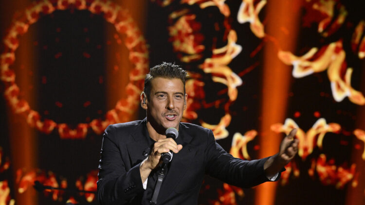 Gabbani dopo il malore, ‘somma di caldo e stanchezza, sto bene, stasera sul palco’