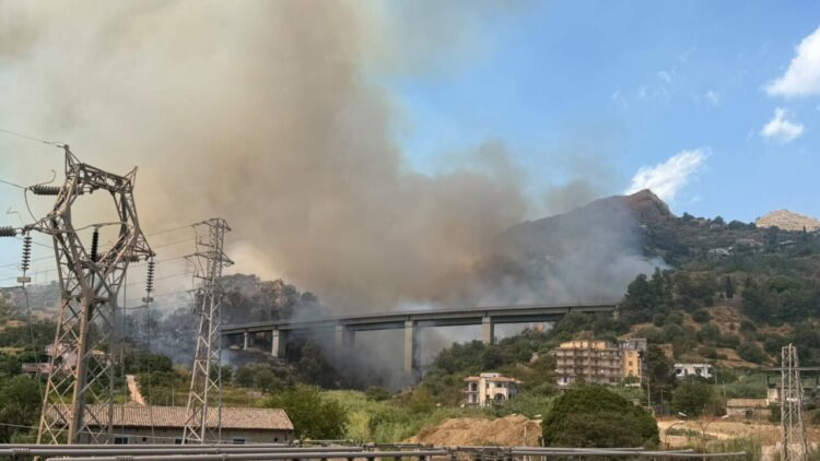Incendio a Taormina, chiusa autostrada Messina-Catania