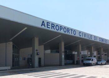 Etna: aeroporto di Comiso chiuso fino alle 16, cenere sulla pista