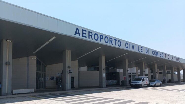 Etna: aeroporto di Comiso chiuso fino alle 16, cenere sulla pista