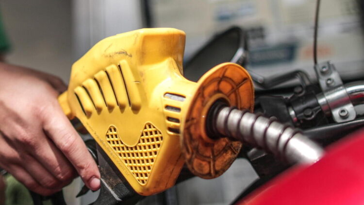 Corrono i prezzi dei carburanti, il governo studia misure per le accise