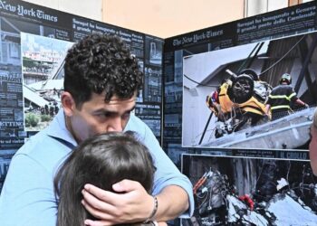 I parenti delle vittime del ponte Morandi: ‘Le macerie diventino un monito’