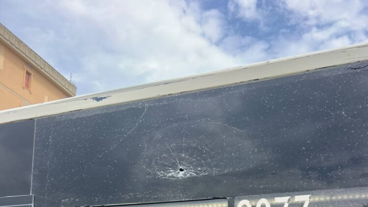 Baby gang lancia pietre contro un autobus dell’Amat allo Zen