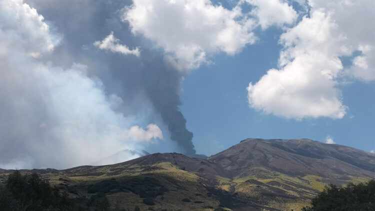 Etna, di nuovo chiuso spazio aereo, sospesi arrivi a Catania fino alle 21