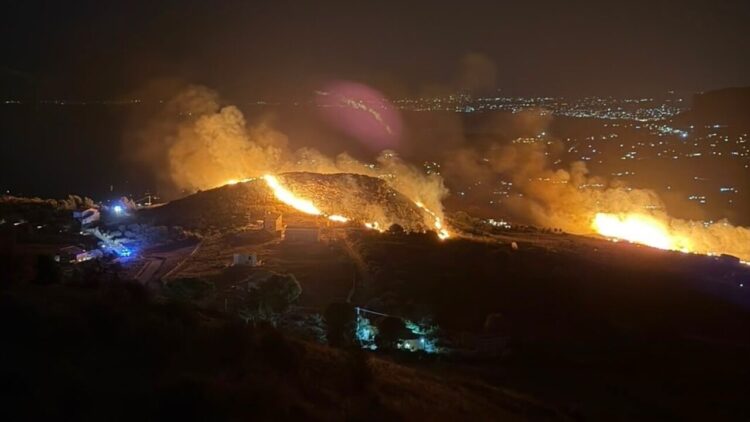 Decine di incendi in Sicilia, nel Palermitano si fugge dalle villette