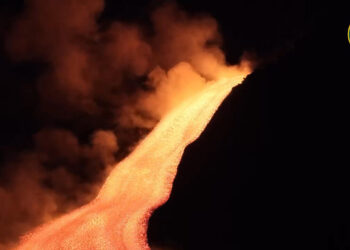 Forti esplosioni ed emissione di cenere sull’Etna, avviso per il volo rosso