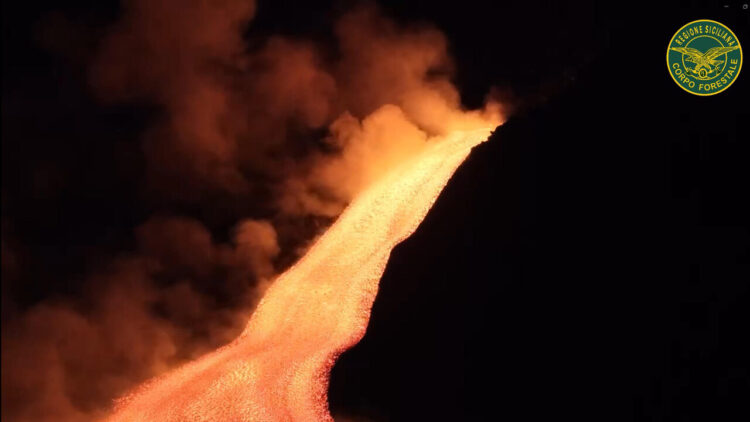Forti esplosioni ed emissione di cenere sull’Etna, avviso per il volo rosso