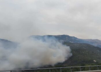 Caldo e vento a 100 km/h, riprende l’incendio sul Monte Morrone